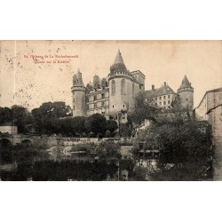 Carte postale ancienne château La Rochefoucauld façade sur rivière Tardoire
