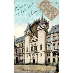 ANGOULÊME - Cour intérieure de l'Hôtel de Ville