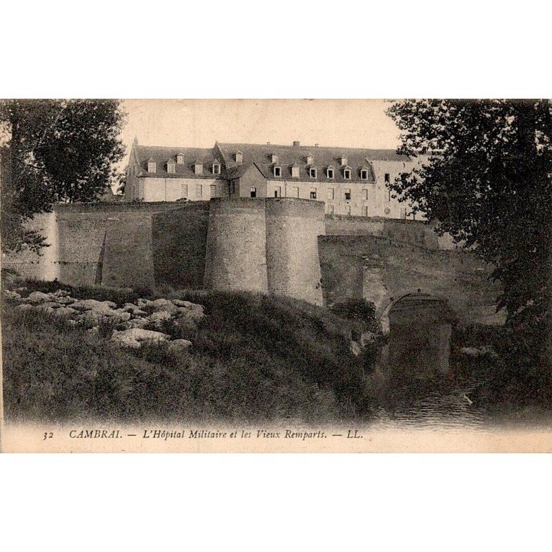 Carte postale ancienne Cambrai hôpital militaire vieux remparts Nord