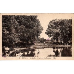 Carte postale ancienne Douai jardin de la Tour des Dames Nord
