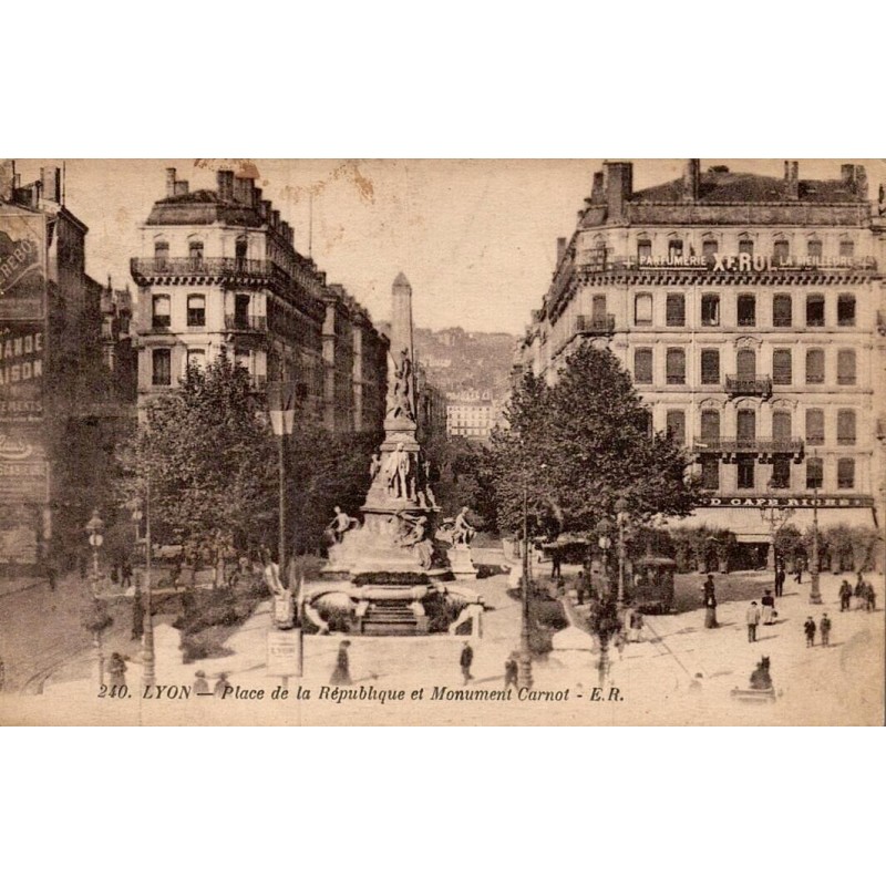 Carte postale ancienne Lyon place de la République monument Carnot Rhône