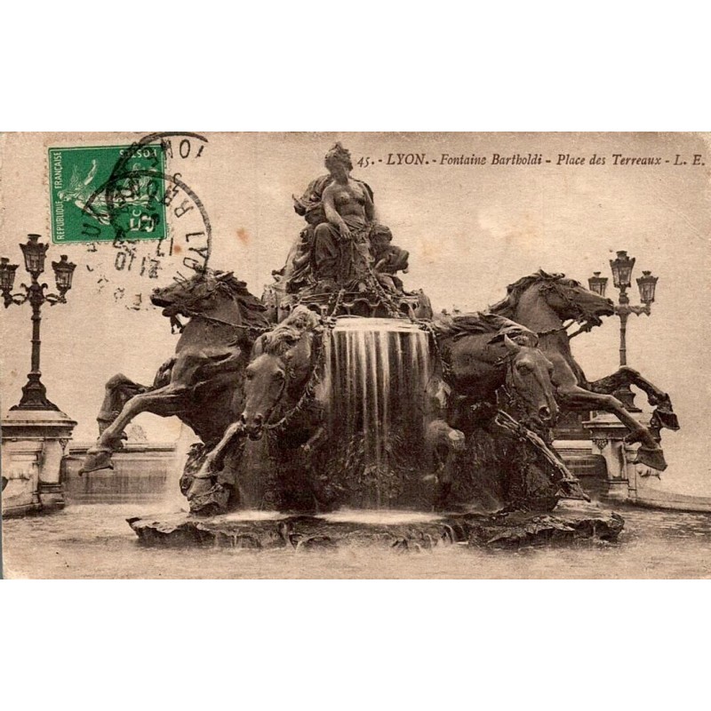 Carte postale ancienne Lyon Fontaine Bartholdi Place des Terreaux CPA Rhône