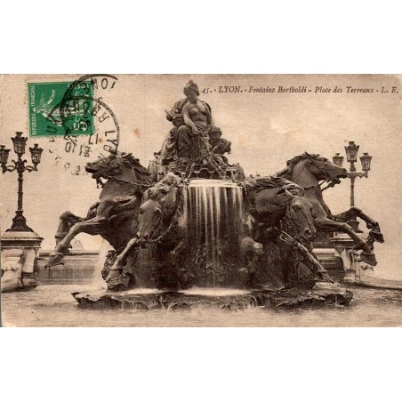 Carte postale ancienne Lyon Fontaine Bartholdi Place des Terreaux CPA Rhône