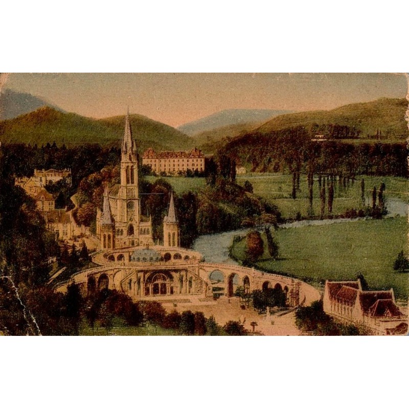 Carte postale ancienne Lourdes vue plongeante esplanade basilique vallée du Gave