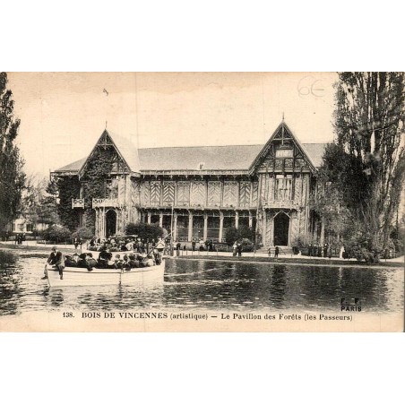 Carte postale ancienne Bois de Vincennes Pavillon des Forêts les passeurs CPA Paris