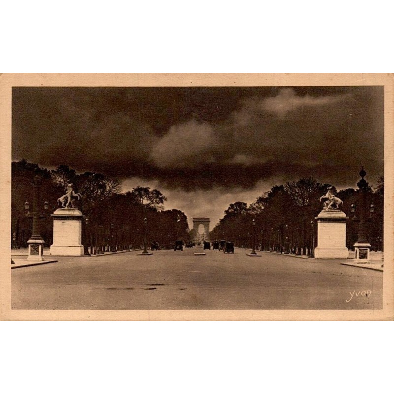 CPA PARIS EN FLÂNANT - L'Avenue des Champs Elysées