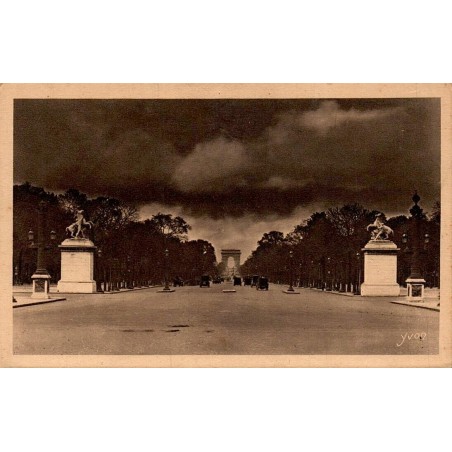CPA PARIS EN FLÂNANT - L'Avenue des Champs Elysées