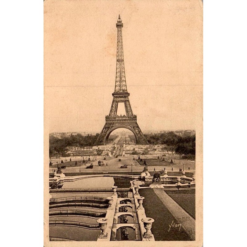 Carte postale ancienne Paris En flânant La Tour Eiffel CPA