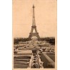 Carte postale ancienne Paris En flânant La Tour Eiffel CPA