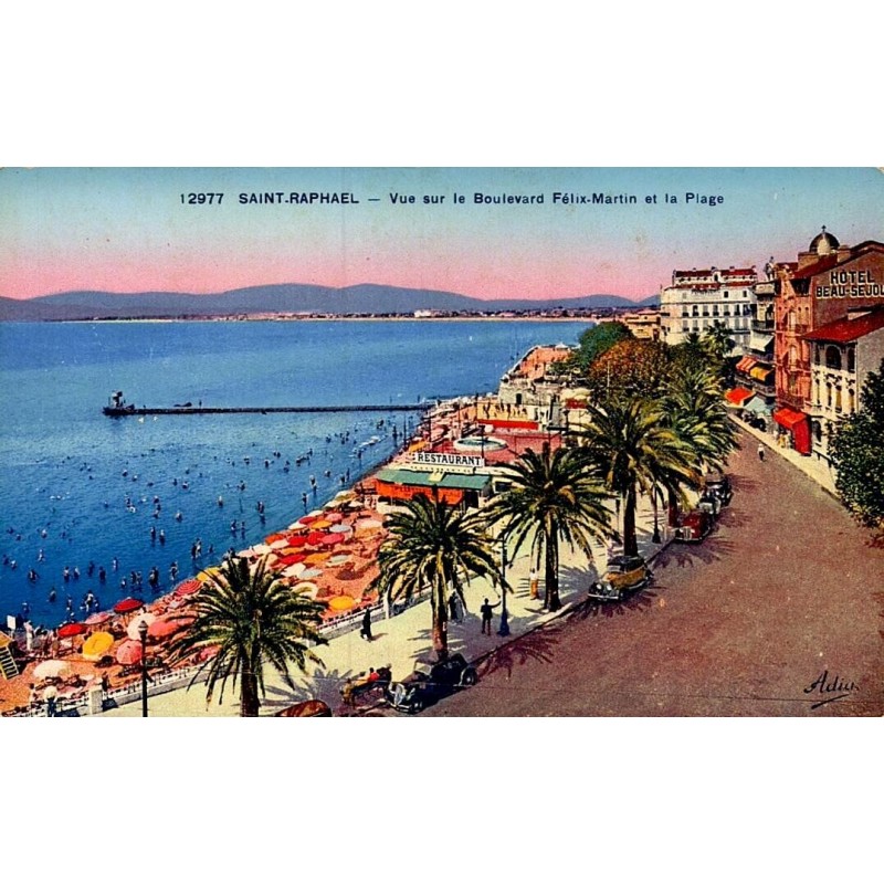 Carte postale ancienne Saint-Raphaël vue sur le Boulevard Félix Martin et la plage CPA Var
