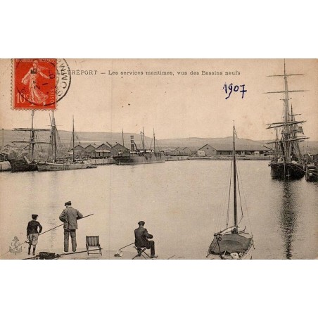 Carte postale ancienne Le Tréport Services Maritimes vus des Bassins Neufs