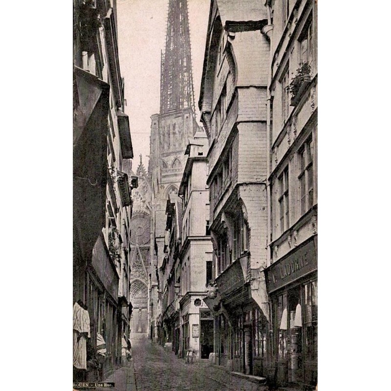 Carte postale ancienne Rouen une rue du centre historique
