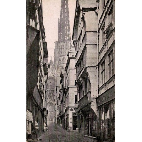 Carte postale ancienne Rouen une rue du centre historique