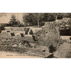 Carte postale ancienne Domfront les fouilles près du donjon dans l’Orne
