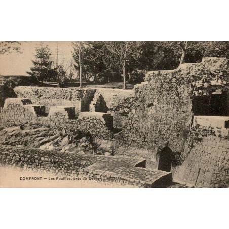 Carte postale ancienne Domfront les fouilles près du donjon dans l’Orne
