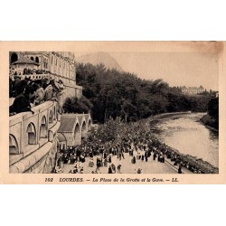 Carte postale ancienne Lourdes place de la Grotte et le Gave LL