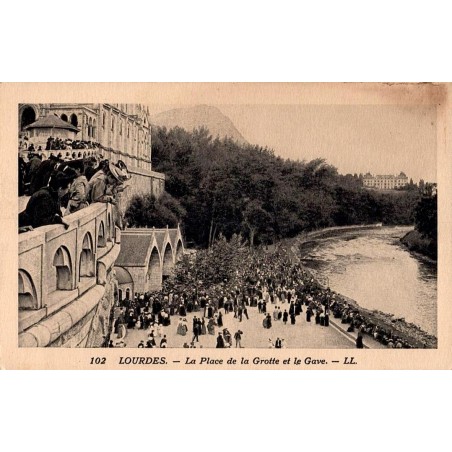 Carte postale ancienne Lourdes place de la Grotte et le Gave LL