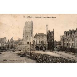 Carte postale ancienne Arras Hôtel de Ville et Petite Place détruite