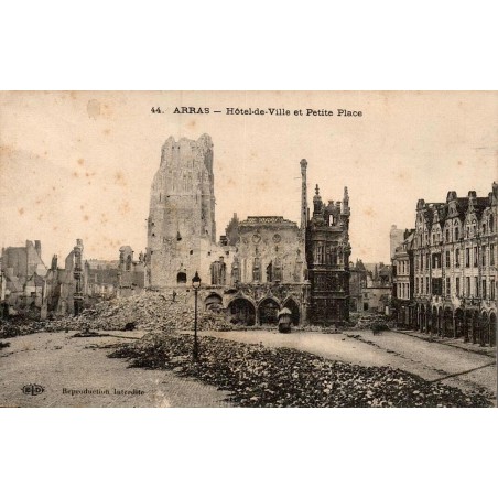 Carte postale ancienne Arras Hôtel de Ville et Petite Place détruite