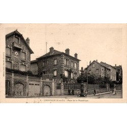 4 - CHAVILLES (S. et O.) Place de la République
