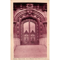 Carte postale ancienne Calais Hôtel de Ville Porte d’Honneur