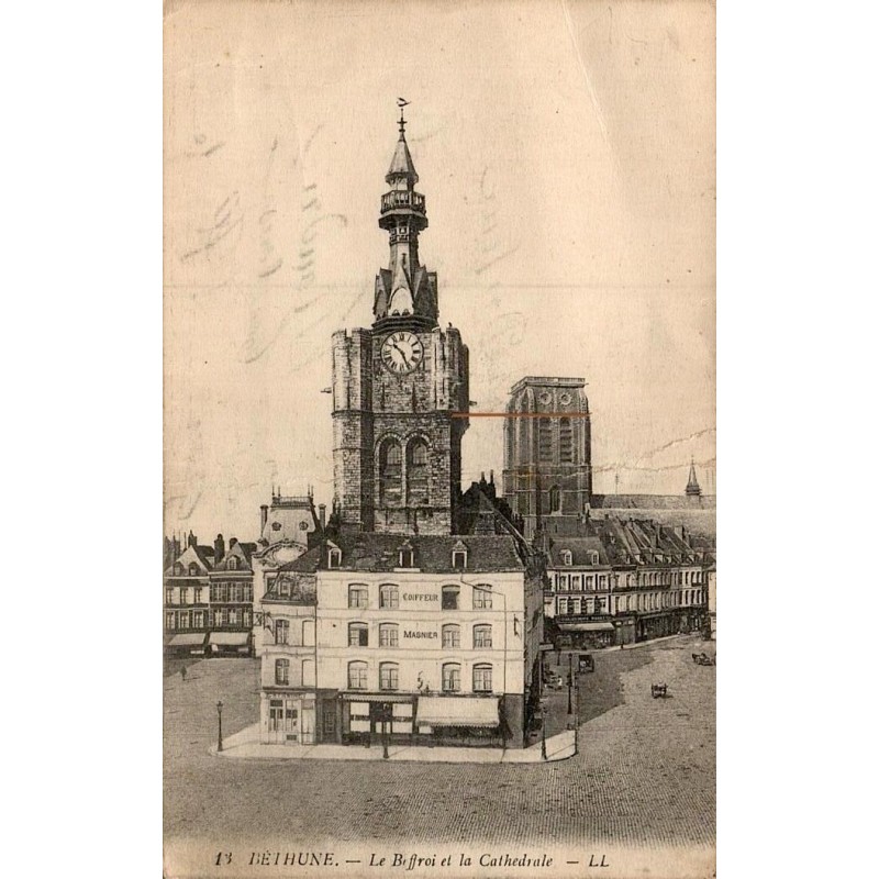Carte postale ancienne Béthune Le Beffroi et la Cathédrale