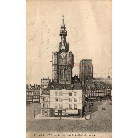 Carte postale ancienne Béthune Le Beffroi et la Cathédrale