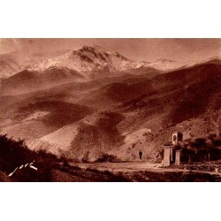 Carte postale ancienne Amélie-les-Bains l’entrée du Fort et le Canigou