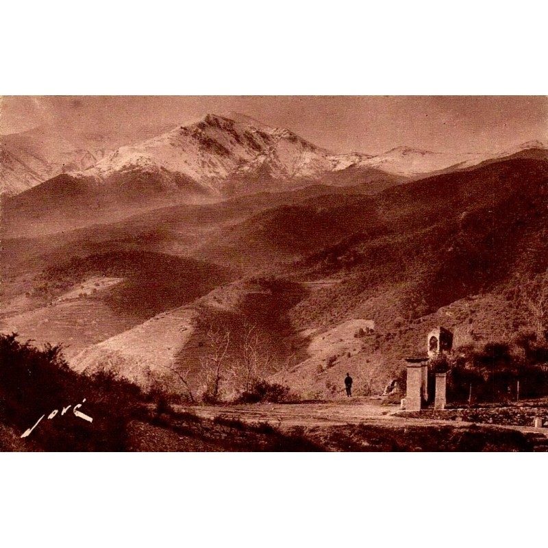 Carte postale ancienne Amélie-les-Bains l’entrée du Fort et le Canigou