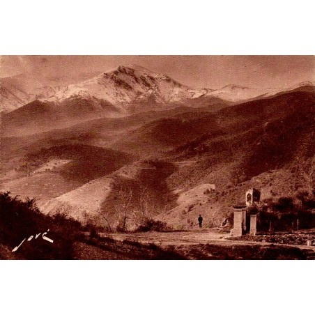 Carte postale ancienne Amélie-les-Bains l’entrée du Fort et le Canigou