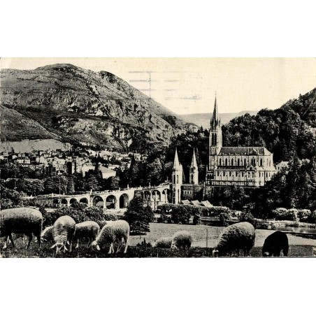 Carte postale ancienne Lourdes basilique et Pic du Jer