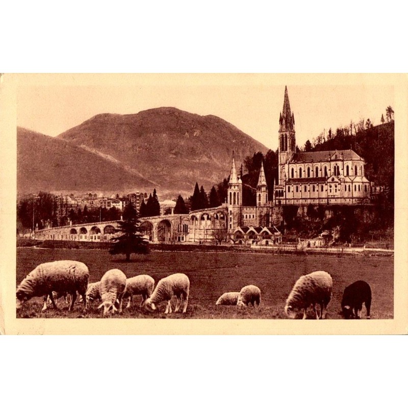 Carte postale ancienne Lourdes basilique et Pic du Jer