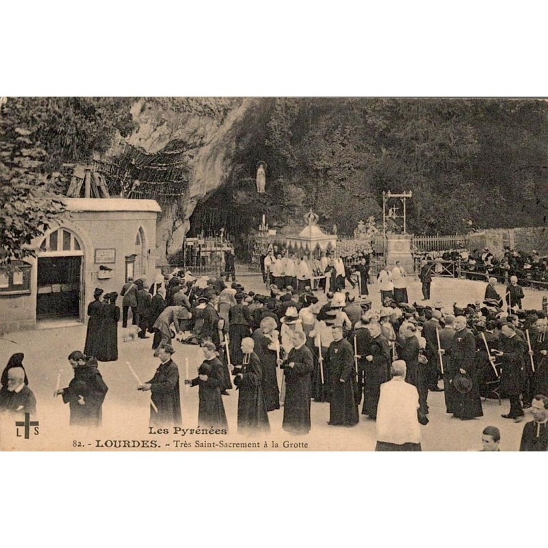 Carte postale ancienne Lourdes Très Saint-Sacrement à la grotte animée