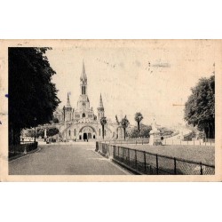 Carte postale ancienne Lourdes basilique vue de l’esplanade