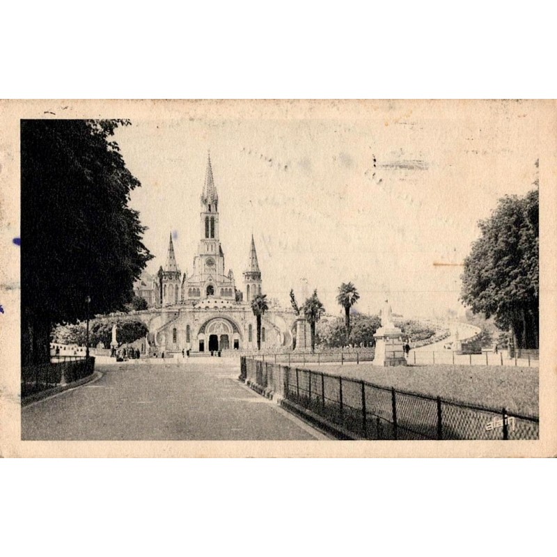 Carte postale ancienne Lourdes basilique vue de l’esplanade