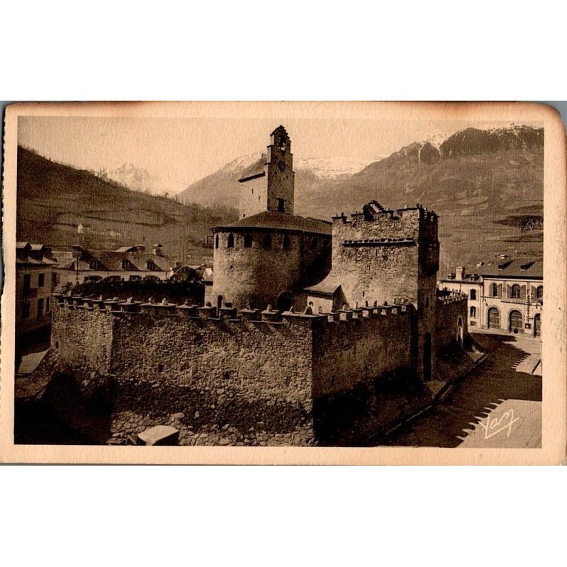 Carte postale ancienne église fortifiée dite des Templiers Luz-Saint-Sauveur