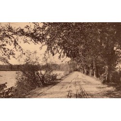Carte postale ancienne Petit Séminaire d’Autun Montjeu La Jetée entre les Étangs