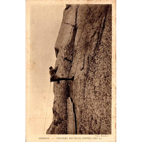 Carte postale ancienne Chamonix traversée des Petits Charmoz 2867 m Haute-Savoie