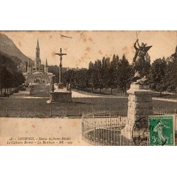 Carte postale ancienne Lourdes statue de Saint Michel Calvaire Breton