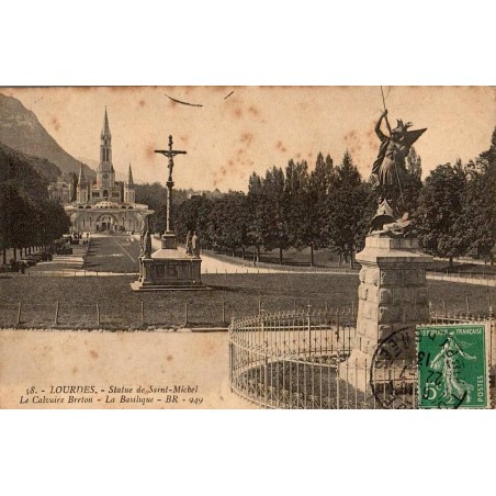 Carte postale ancienne Lourdes statue de Saint Michel Calvaire Breton