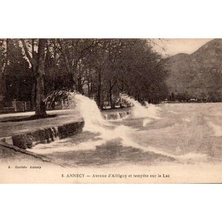 Carte postale ancienne Annecy Avenue d’Albigny et tempête sur le lac d’Annecy