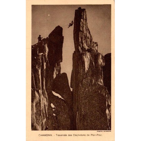 Carte postale ancienne Chamonix traversée des Clochetons de Plan-Praz