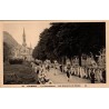 Carte postale ancienne Lourdes procession Les Enfants de Marie LL