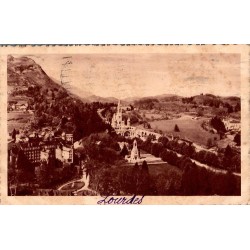 Carte postale ancienne Lourdes basilique et calvaire vus du château fort