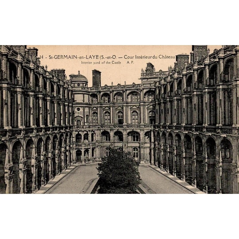 Carte postale ancienne Saint-Germain-en-Laye cour intérieure du château A.P. Papeghin