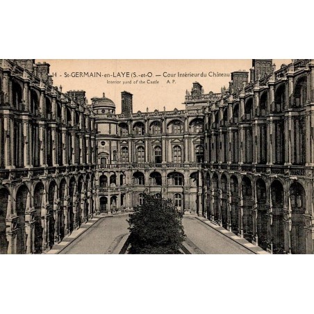 Carte postale ancienne Saint-Germain-en-Laye cour intérieure du château A.P. Papeghin
