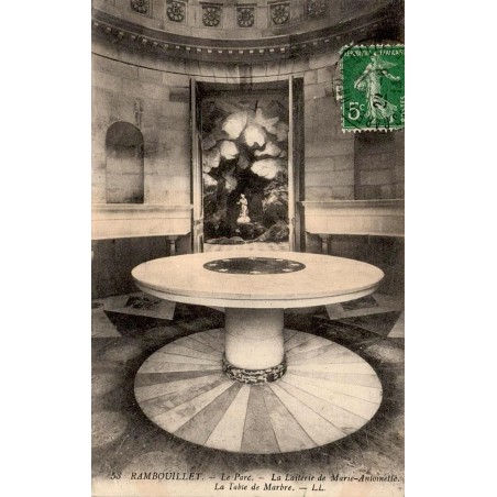 Carte postale ancienne Rambouillet Le Parc Laiterie de Marie-Antoinette Table de Marbre