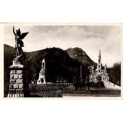 43 - LOURDES - La Basilique Saint Michel et l'Esplanade - ÉDITION P.DOUCET