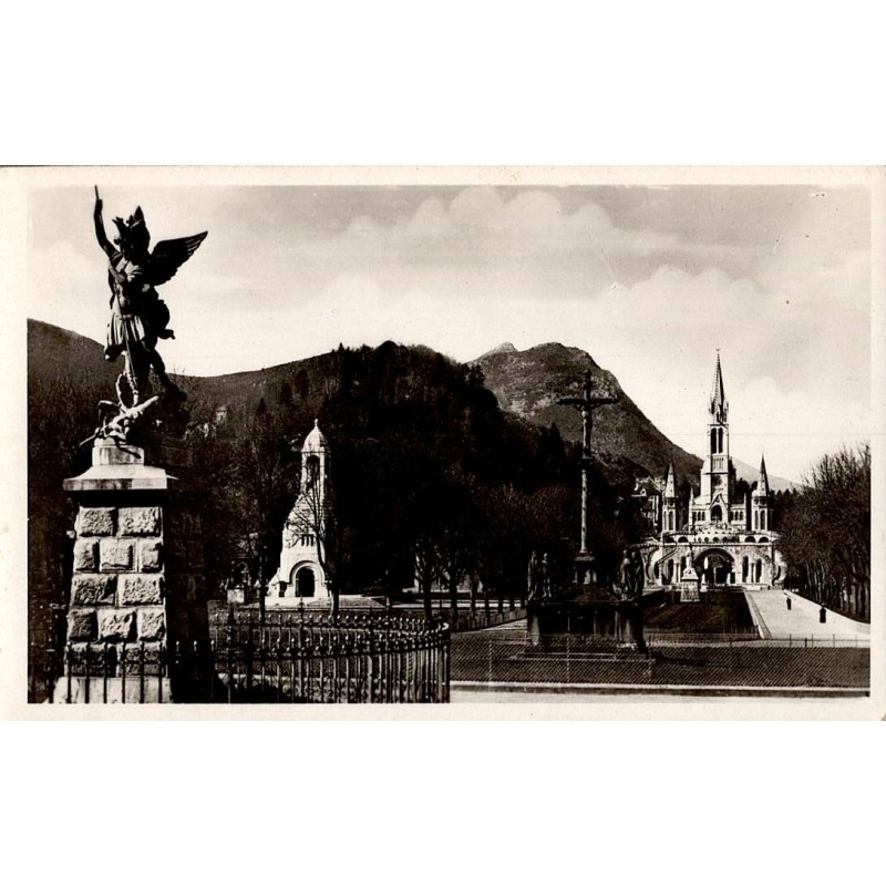 43 - LOURDES - La Basilique Saint Michel et l'Esplanade - ÉDITION P.DOUCET