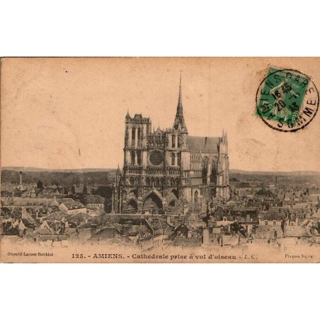 Carte postale ancienne d’Amiens montrant la cathédrale Notre-Dame prise à vol d’oiseau
